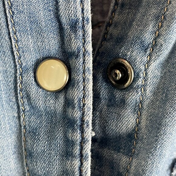 Gap Womens Medium Blue Denim Shirt Pearl Snap Western Cowgirl Rodeo Top - Picture 6 of 10